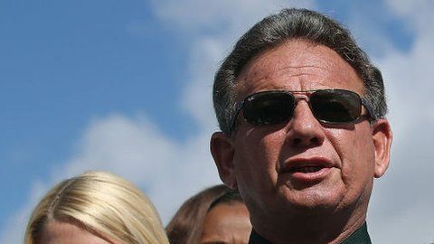 El alguacil Scott Israel dijo que la suspensión estaba motivada políticamente.