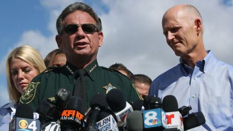 El alguacil Scott Israel dijo que la suspensión estaba motivada políticamente.