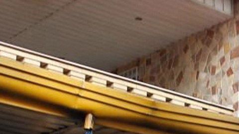 El avión se estrelló contra una pared y chocó contra una casa.