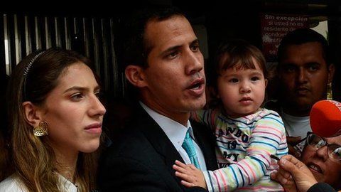Ingeniero Guaidó, junto a su esposa e hija
