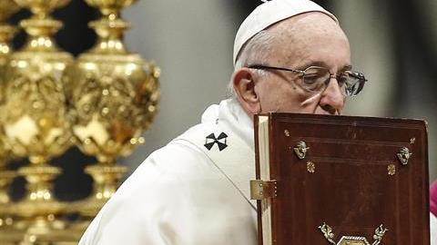 El papa alertó en Año Nuevo sobre la soledad y la división en el mundo.