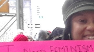 Un par de manifestantes en la 6ta Avenida de Manhattan