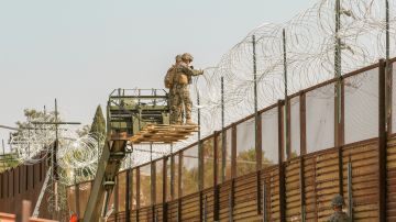 Infantes de marina y soldados fortifican la cerca fronteriza en el sur de California. Ejército de EEUU