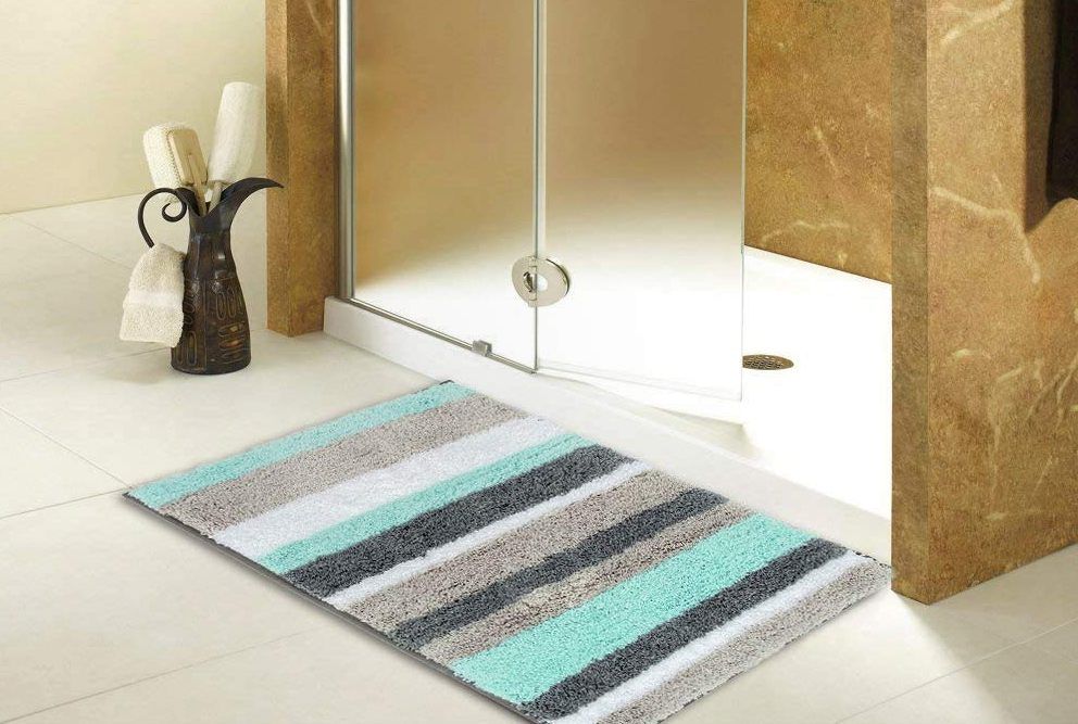 5 alfombras extra absorbentes de microfibra para colocar en tu baño y