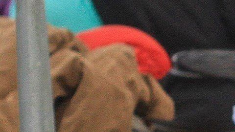Migrantes centroamericanos descansan en el deportivo Benito Juárez, en Tijuana.