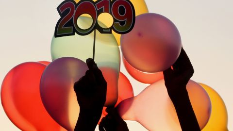 Bhopal (India), 31/12/2018.- Indian girls hold balloons as they take part in New Year's Eve celebrations in Bhopal, India, 31 December 2018. EFE/EPA/SANJEEV GUPTA