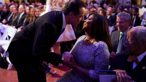 Cuomo saluda a Letitia James, observados por el alcalde Bill de Blasio en Ellis Island, 2019.