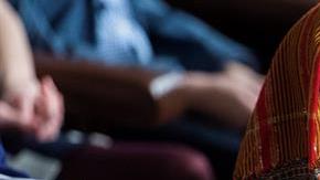 La representante demócrata Ilhan Omar sostiene a su hijo en brazos antes del inicio del 116º Congreso estadounidense.