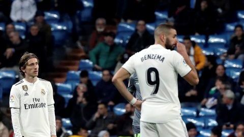 Los jugadores del Real Madrid al perder con la Real Sociedad.