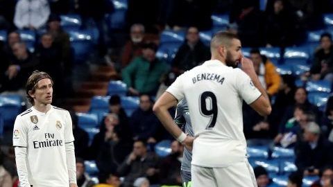 Los jugadores del Real Madrid al perder con la Real Sociedad.