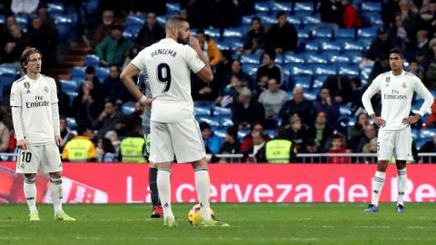 Los jugadores del Real Madrid al perder con la Real Sociedad.