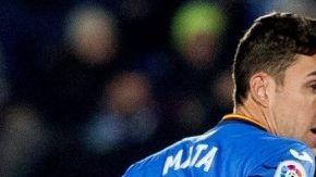 Lionel Messi y el delantero del Getafe, Jaime Mata  durante el Barcelona -Getafe.