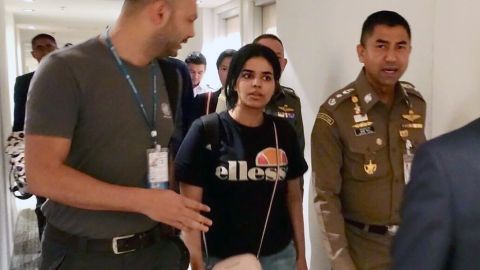 Rahaf Mohammed Al Qunun, escoltada en Tailandia.