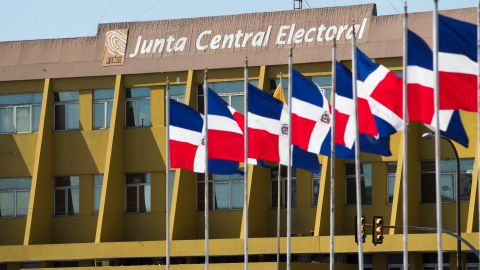 STO03. SANTO DOMINGO (REPÚBLICA DOMINICANA), 08/01/2019.- Vista de la sede de la Junta Central Electoral (JCE) donde han acudido los cinco partidos políticos que notificaron ante esta institución su decisión de celebrar primarias simultáneas en distintas modalidades, hoy en Santo Domingo (República Dominicana). El calendario electoral dado a conocer por la JCE en septiembre pasado establece la celebración, el 6 de octubre de 2019, de primarias internas y simultáneas por parte de los partidos para escoger a sus candidatos. EFE/Orlando Barría