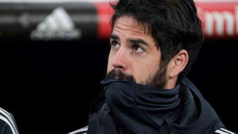 El centrocampista del Real Madrid Isco Alarcón mira su futuro desde el banquillo.