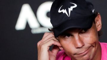El español Rafael Nadal avanzó en el Australian Open tras cuatro meses de inactividad.