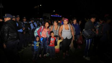 Caravana migrante de Honduras llega a Guatemala.