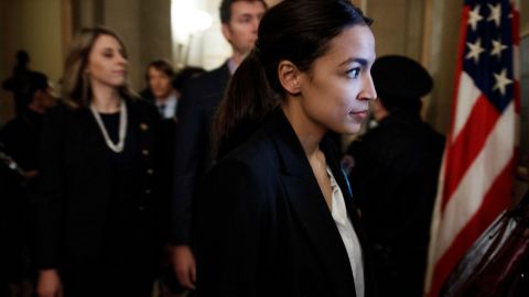 Ocasio-Cortez entrando en la oficina del líder de la mayoría del Senado, Mitch McConnell