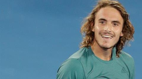 El tenista griego Stefanos Tsitsipas eliminó a Roger Federer del Abierto de Australia.