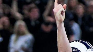 El pateador de Los Angeles Rams Greg Zuerlein celebra el pase al Super Bowl.