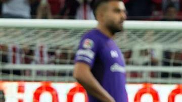 Jugadores de Chivas celebran su gol ante Toluca en el estadio Akron.