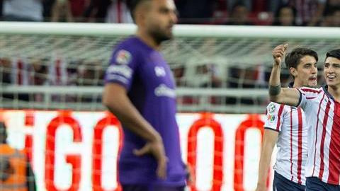 Jugadores de Chivas celebran su gol ante Toluca en el estadio Akron.