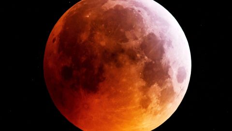 Imagen del eclipse lunar el lunes al noreste de Budapest, en Hungría