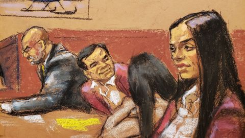 "El Chapo" siempre está pendiente de la llegada de Emma Coronel a la corte.