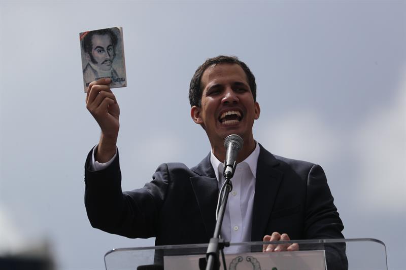 Juan Guaidó al asumir la presidencia en la calle