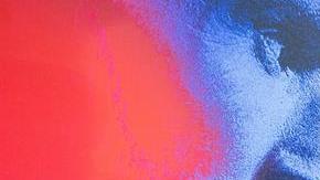 El director Mukhtar Omar Sharif Mukhtar posa junto a uno de los anuncios del Circo