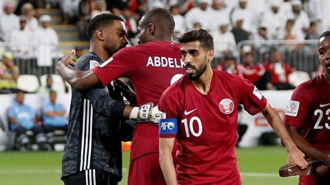 Por cada gol que anotaban, los jugadores de Qatar era agredidos a "zapatazos"