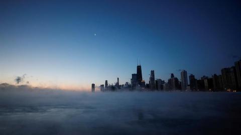 Amanecer del miércoles en el lago Michigan en Chicago, Illinois.