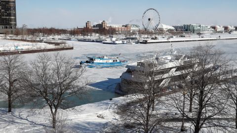 El río Chicago congelado, en Chicago.