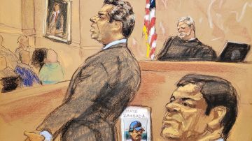 "El Chapo" escuchó atento a su abogado defensor, Jeffrey Lichtman.