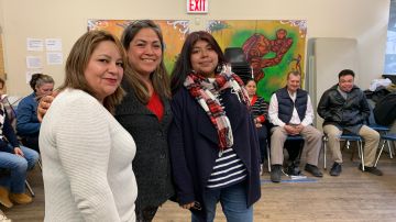 Ana Alulema, Flaviana Linares y Marilyn Mendoza en La reunión semanal del Comité Padres en Acción, que educa a padres sobre las escuelas de NYC