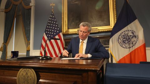El alcalde Bill de Blasio firmó unamedida especial sobre financiamiento de campañas electorales.
