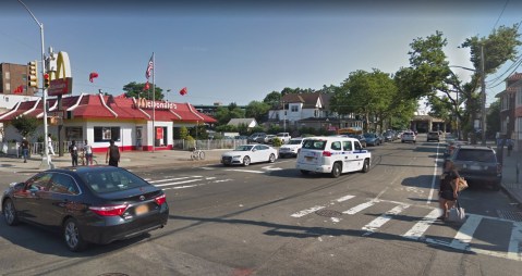Intersección de Mott Avenue y Beach Channel Drive en Far Rockaway