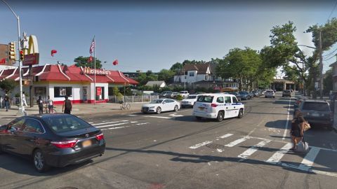 Intersección de Mott Avenue y Beach Channel Drive en Far Rockaway