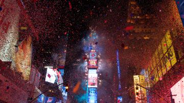 The ball drops to enter in the new year during New Year's Eve celebrations in Times Square on January 1, 2018 in New York. / AFP PHOTO / DON EMMERT        (Photo credit should read DON EMMERT/AFP/Getty Images)