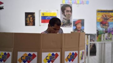 A man votes at a polling station in Caracas during Venezuela's municipal council elections, on December 9, 2018. - The election, in which opposition parties were banned from participating, comes one month before President Nicolas Maduro begins his second term (2019-2025) in office after winning an election in May considered illegitimate by the political opposition and unrecognised by the European Union, the United States and most of Latin America. (Photo by YURI CORTEZ / AFP)        (Photo credit should read YURI CORTEZ/AFP/Getty Images)