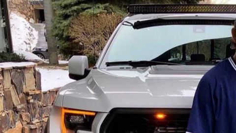 El rapero agradeció a John Hennessey, Fundador y CEO de Hennessey Performance Engineering, en el video