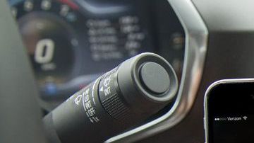 La tecnología convive con el volante.