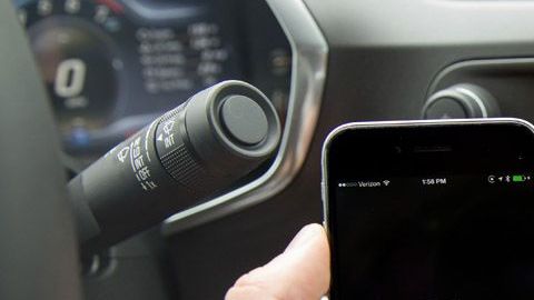 La tecnología convive con el volante.