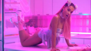 Ariana Grande en su nuevo video musical, "7 rings"