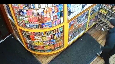 La víctima en el suelo y el agresor camina a su lado