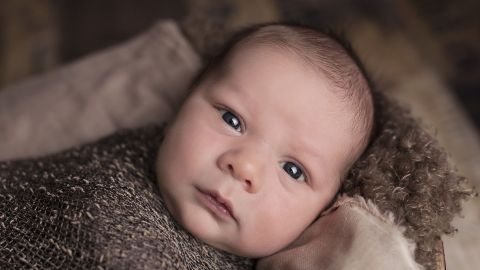 El bebé nació sano, pero su madre está en coma desde hace años.