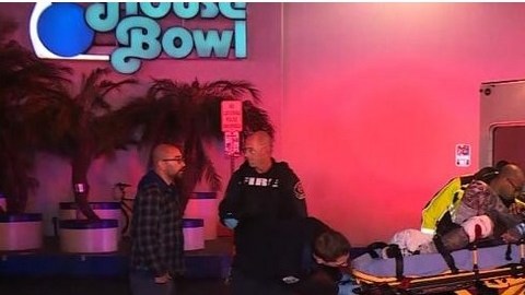 La policia afuera del local