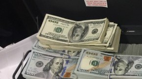 Parte del dinero y la droga decomisada