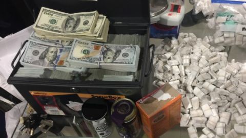 Parte del dinero y la droga decomisada