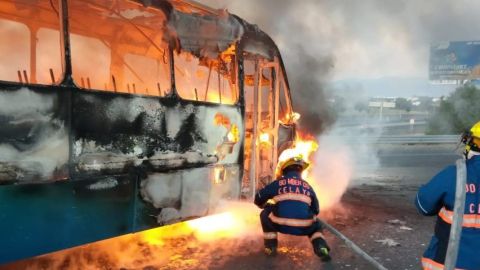 Huachicoleros incendiaron camiones en las carreteras.